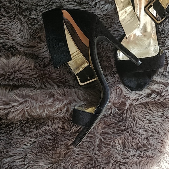 Faux velvet heels - Picture 2 of 3